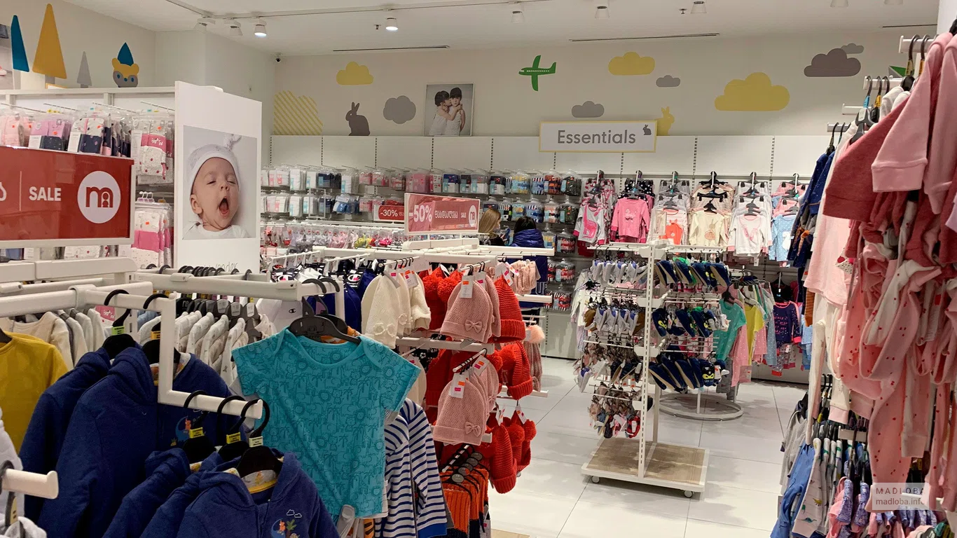 Шапочки и бодики в магазине Mothercare