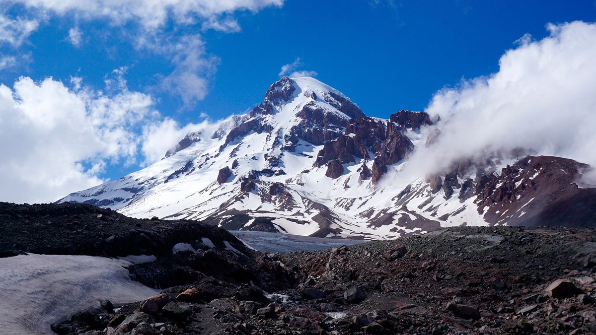 Гора Казбег на леднике Гергети