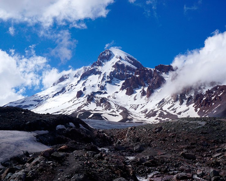 Гора Казбег на леднике Гергети