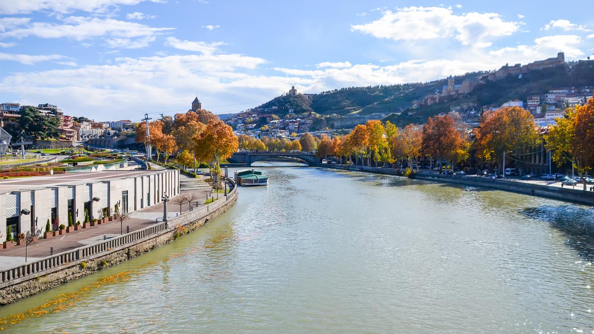 Горная река Кура протекает в центре Тбилиси.