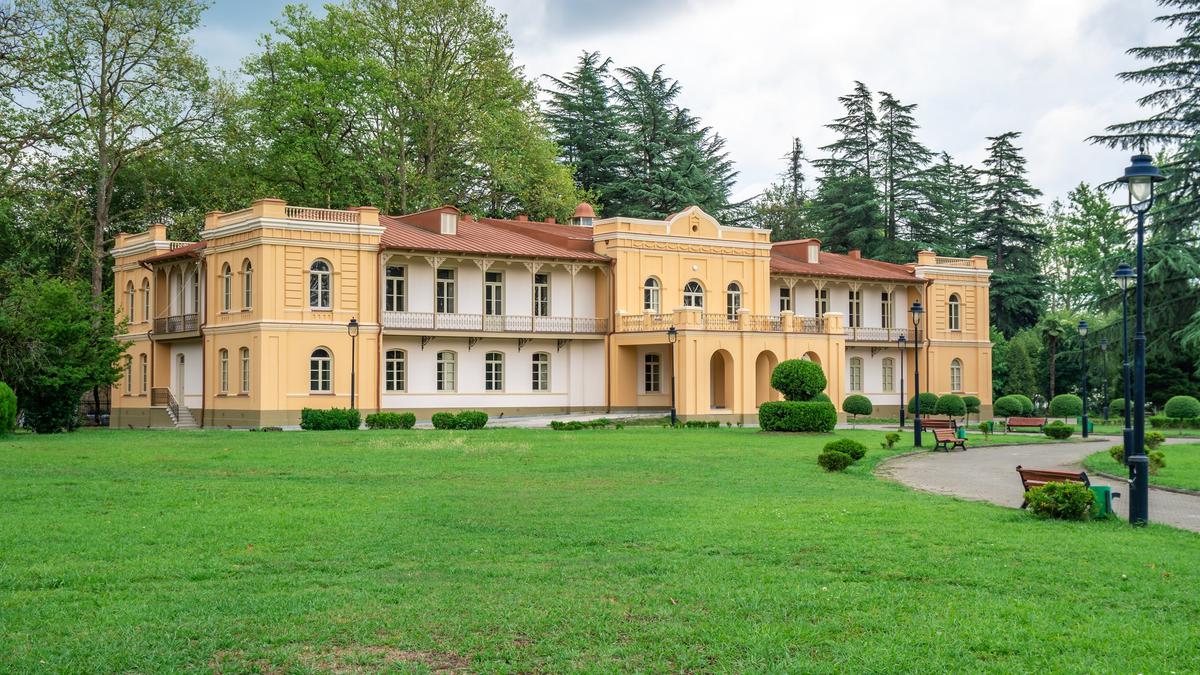 дание музея рядом с дворцом дадиани в парке в Зугдиди