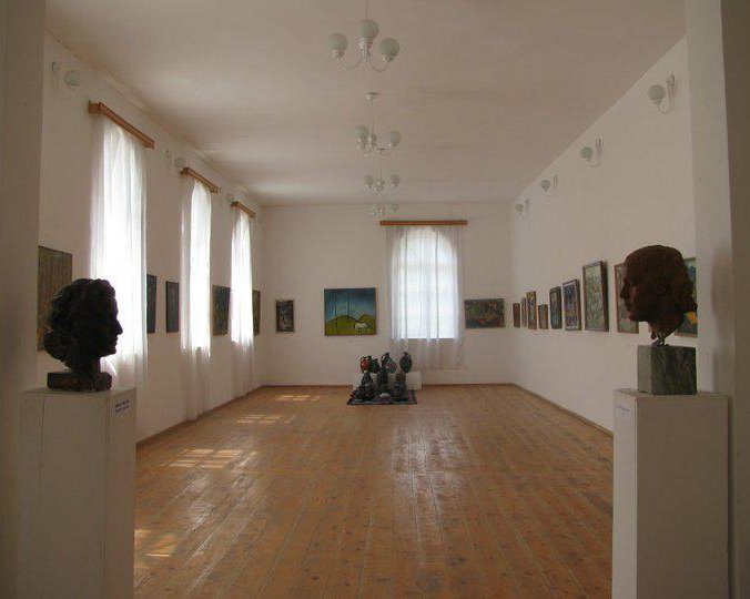 Выставочный зал музея искусства в Амбролаури