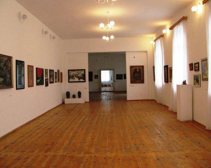 Выставка картин в музей искусства в Амбролаури