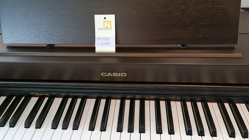 Пианино casio в магазине музыкальных инструментов Music House в Батуми