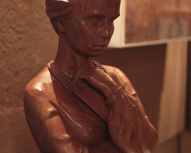 Деревянная скульптура Леси Украинки в музее в Грузии