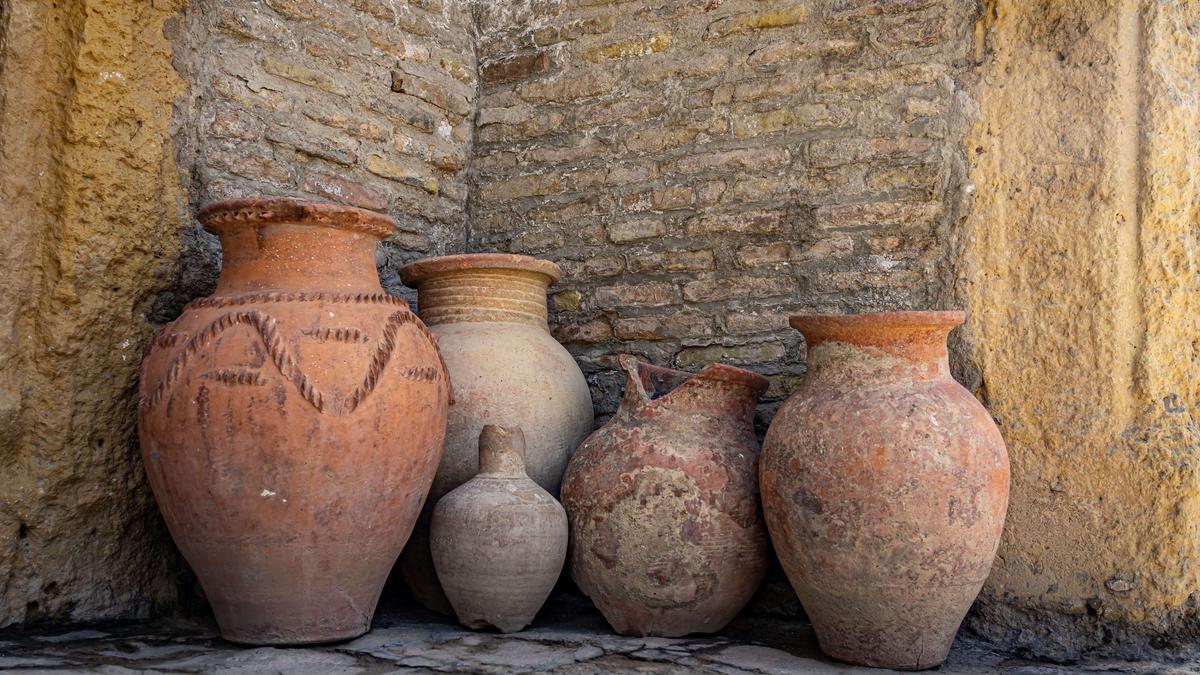 Древние глиняные вазы