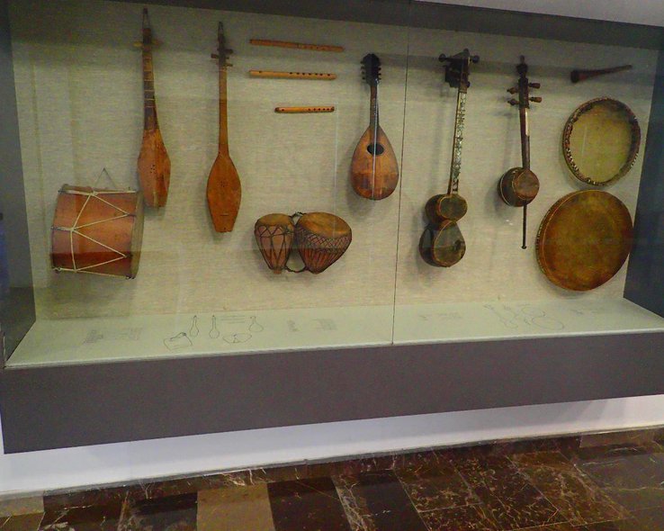 Выставка музыкальных инструментов в музее истории и этнографии в Сигнаги