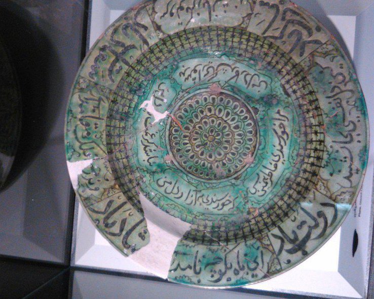 Керамическая тарелка в музее Сигнаги