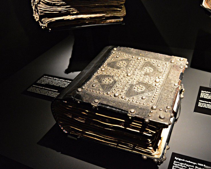 Старинная книга в музее истории и этнографии в Сванети