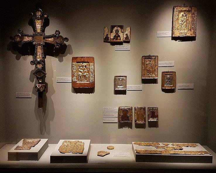 Крест и иконы музея истории и этнографии в Сванети