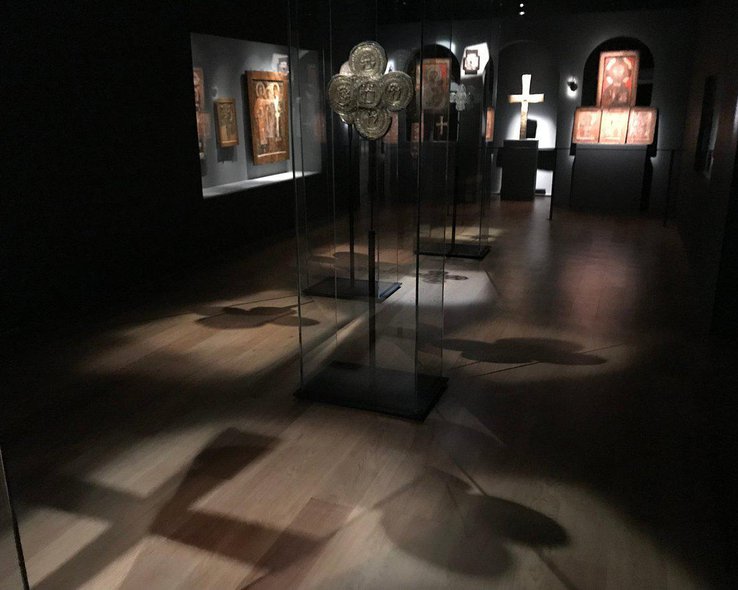 Выставка религиозных экспонатов в музее Сванети в Грузии