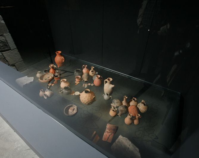 Посуда в музее истории в Тбилиси