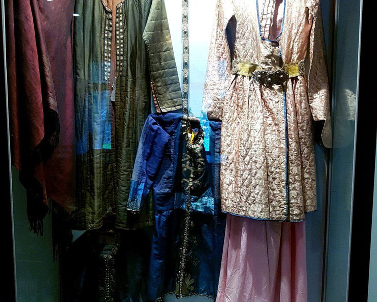 Одежда в музее истории в Степанцминда Тбилиси