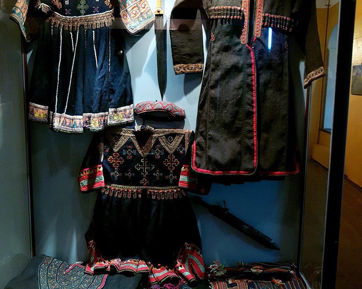 Одежда в этнографическом отделе Казбегского музея
