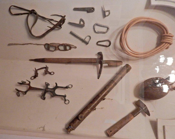 Альпинистское снаряжение в музее в Степанцминда