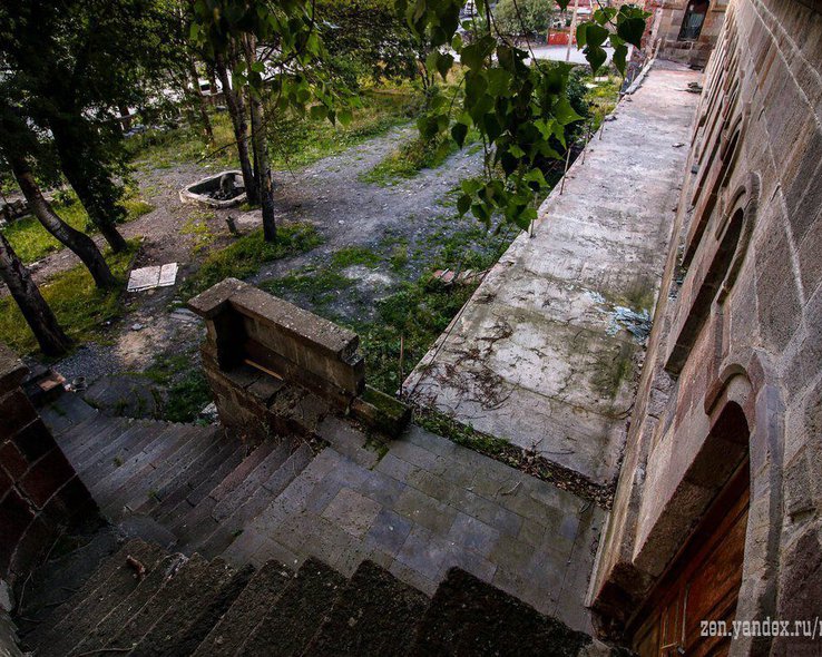 Вид из выхода музея истории в Степанцминда