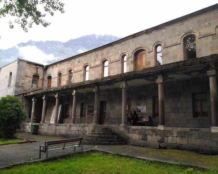 Дом с каменными столбами писателя Казбеги в Грузии