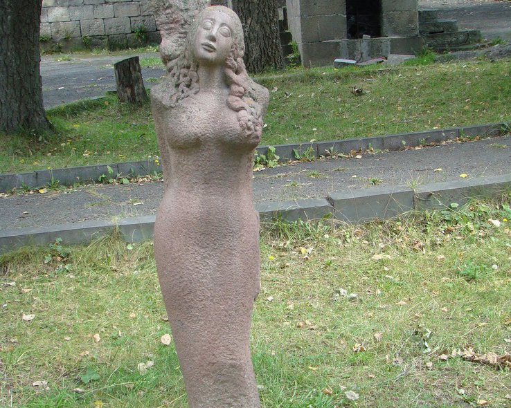 Статуя девушки у музея истории в Степанцминда