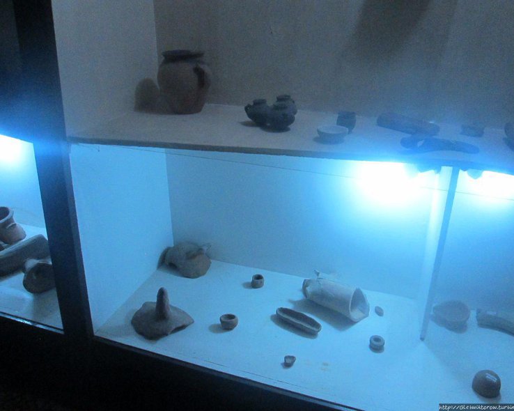 Глиняные части сосудов в музее колхидской культуры в Поти