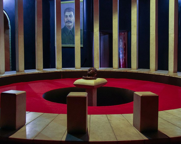 Зал с маской Иосифа Сталина в Грузии