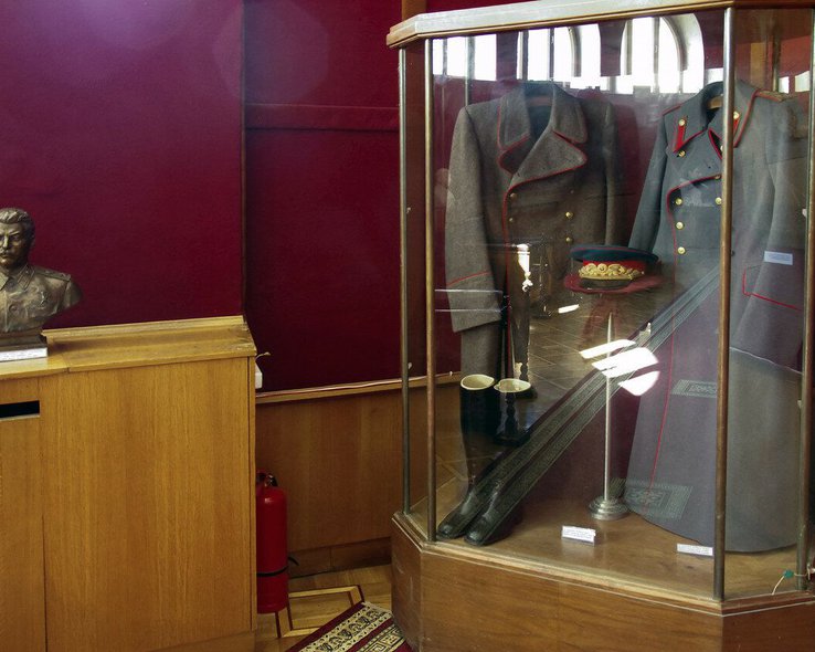 Шинель, фуражка и сапоги Сталина в музее Гори