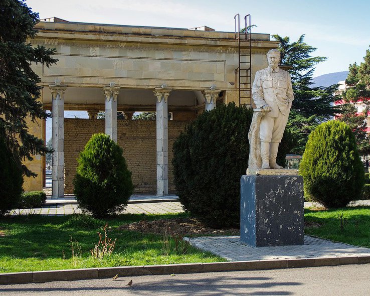 Памятник Сталину на площади в Грузии