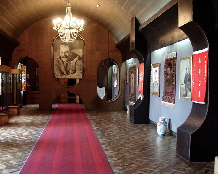 Выставочный зал музея Сталинизма в Грузии