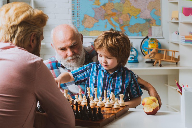 Занимаются шахматами в детском саду Мышонок Пи