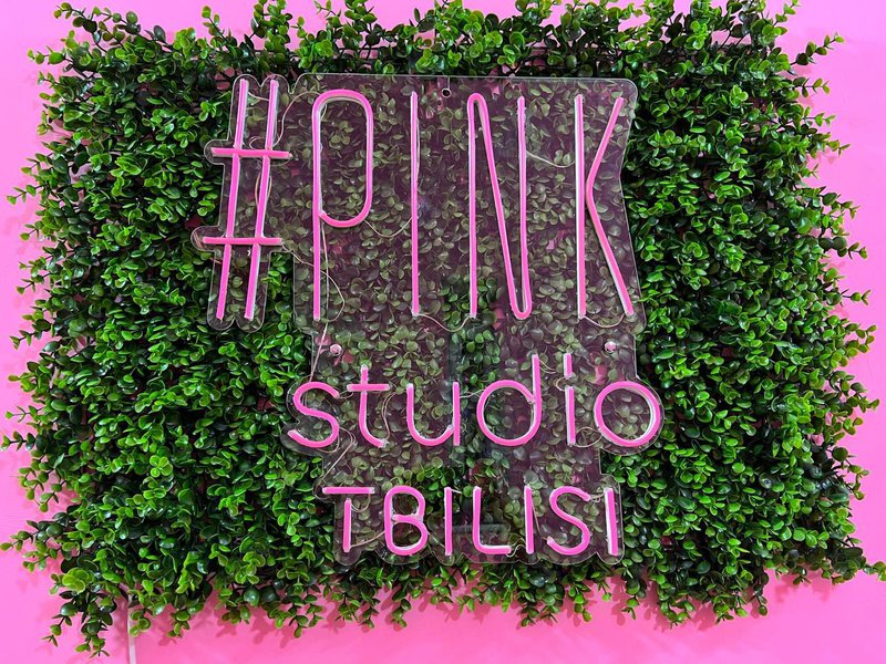 Вывеска маникюрного салона Pink в Тбилиси