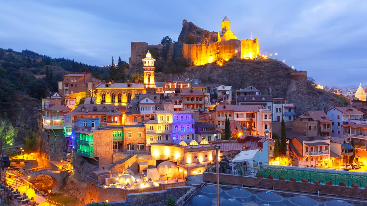 Вид на крепость нарикала и абанотубани в древнем районе Тбилиси ночью