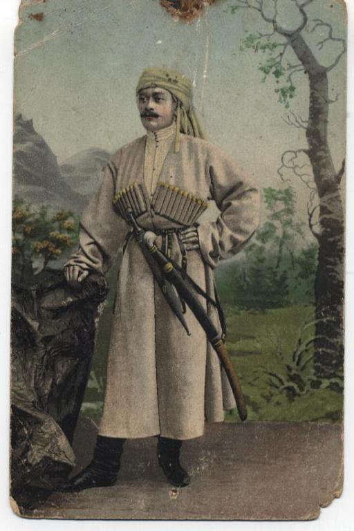 Белый грузинский мужской костюм