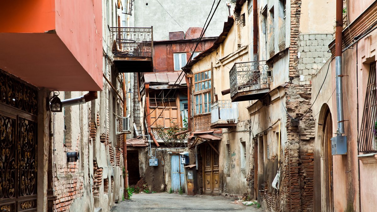 Район со старыми разрушающимися домами в Тбилиси