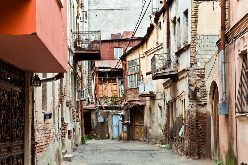 Район со старыми полуразрушенными домами в Тбилиси