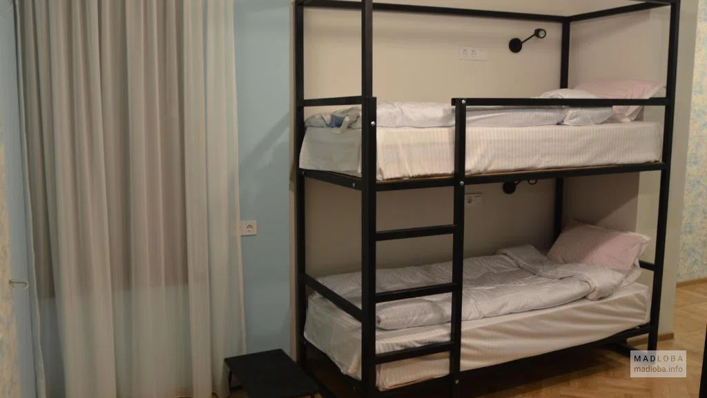 Двухуровневая кровать в хостеле Nest Rooms
