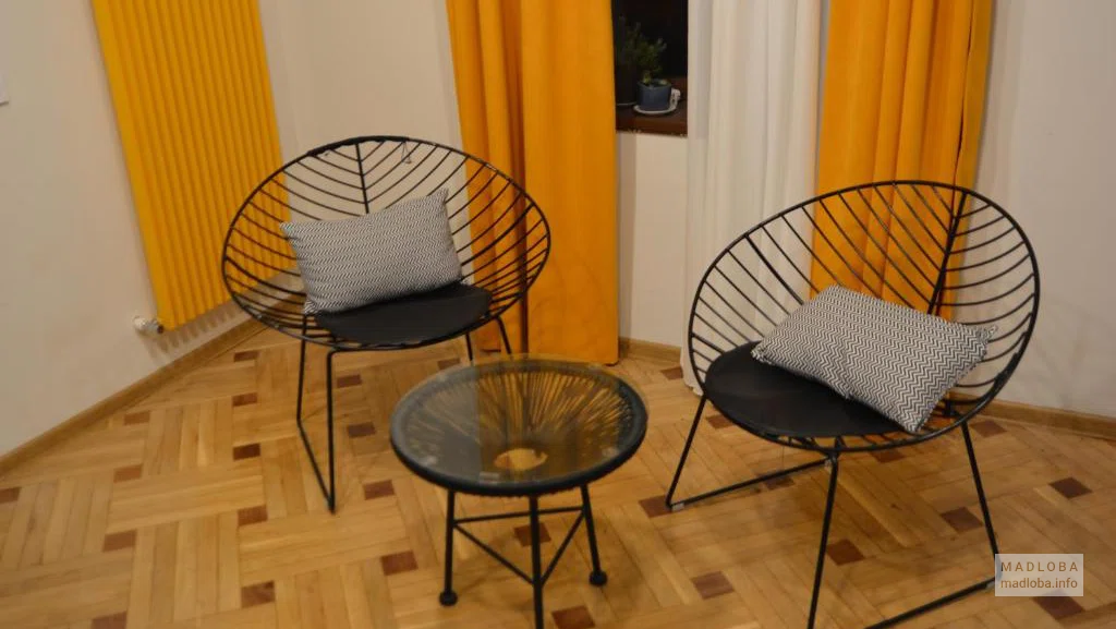 Журнальный столик и кресла в хостеле Nest Rooms