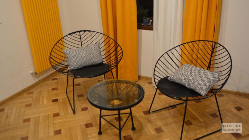 Журнальный столик и кресла в хостеле Nest Rooms