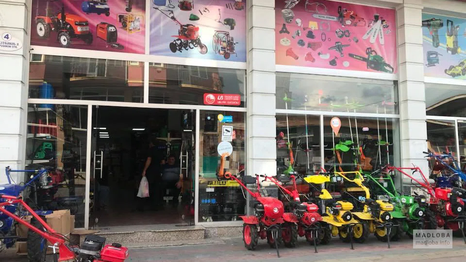 Входная дверь в магазин сельхозтехники New Technics