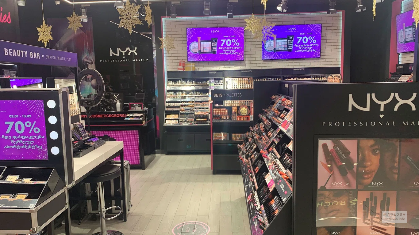 Торговый зал магазина косметики и парфюмерии NYX Professional Makeup