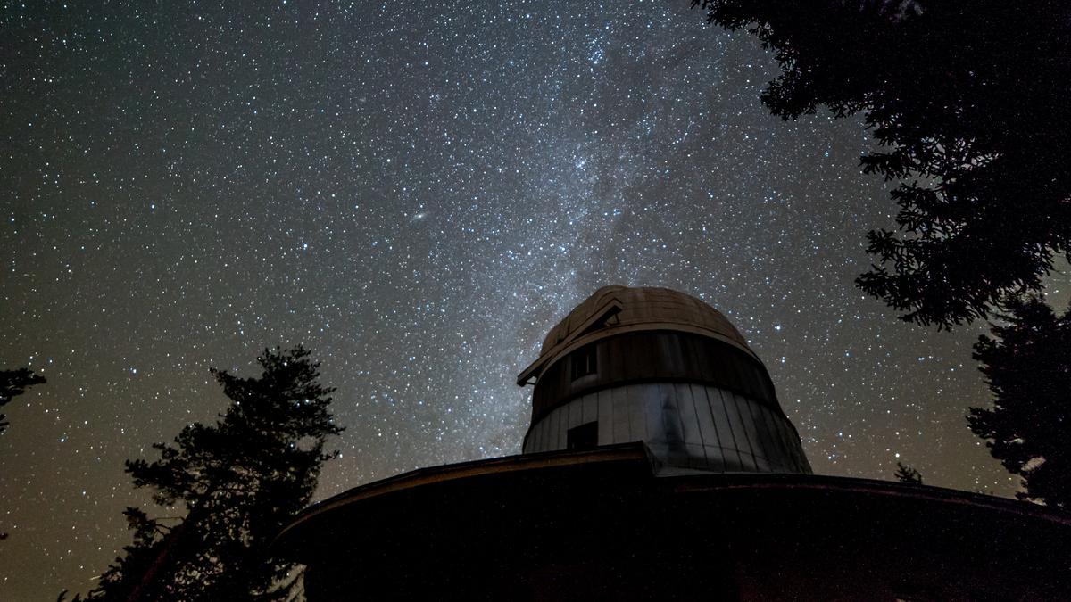 Млечный путь над обсерваторией в Абастумани