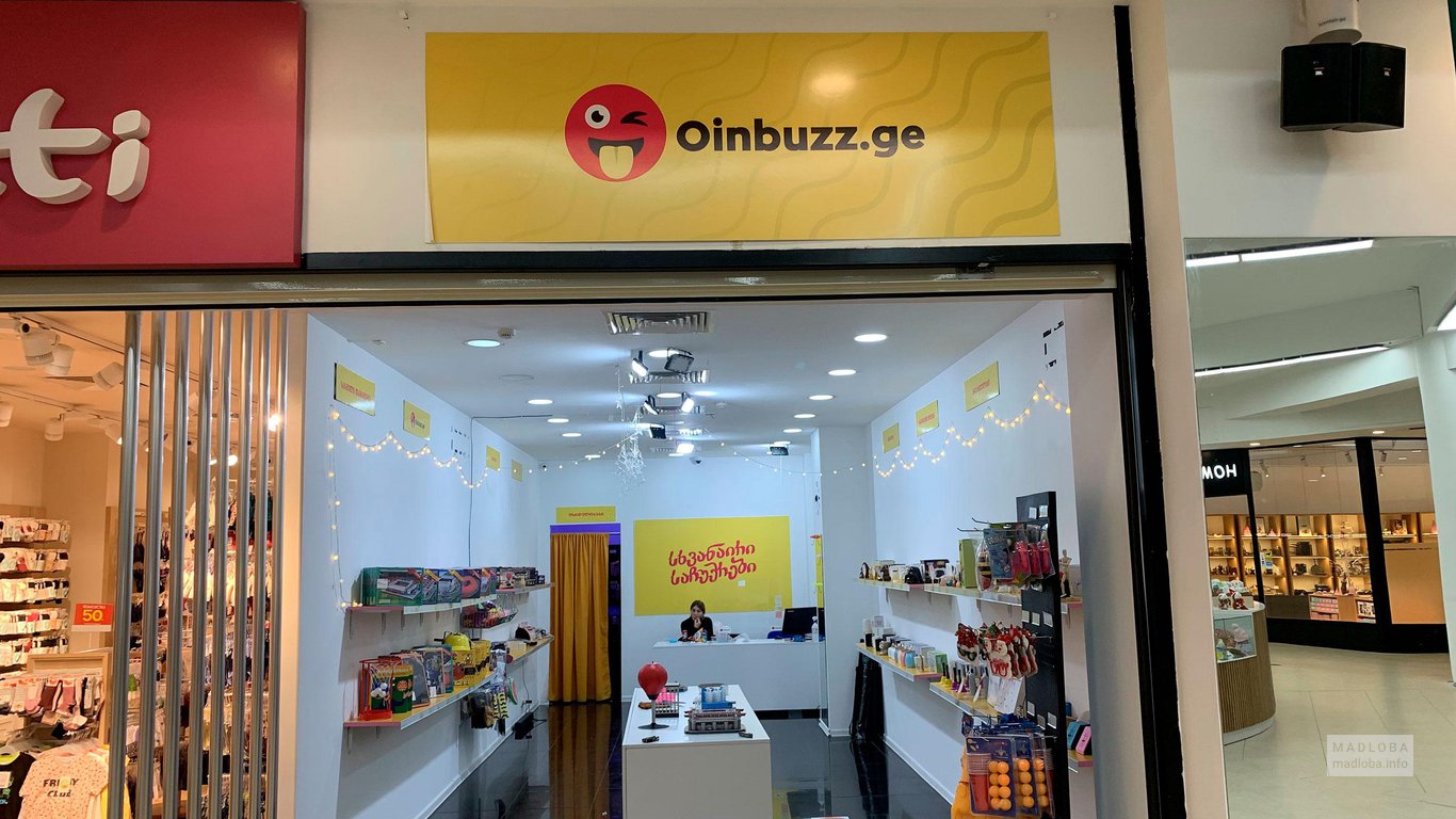 Вход в магазин подарков ОинБазз в Грузии