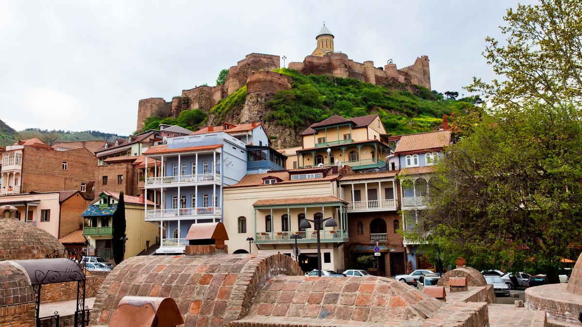 Старые дома города тбилиси, вид на городской пейзаж