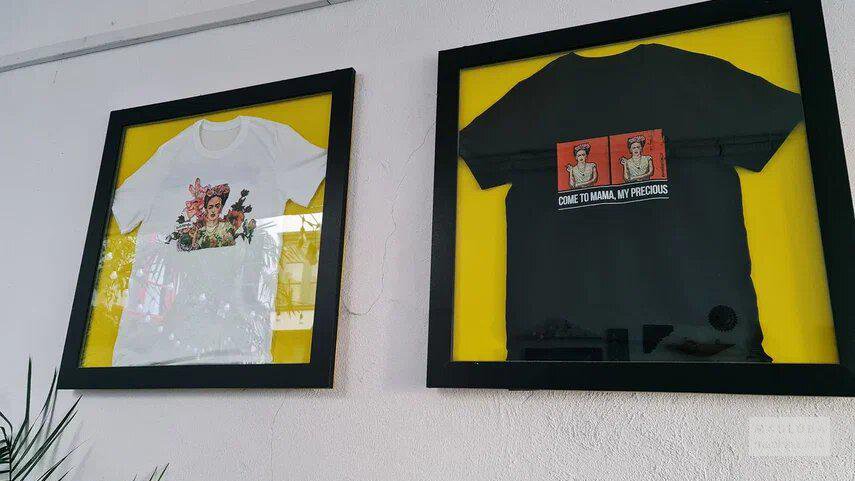 Картины с футболками внутри в отеле Фрида