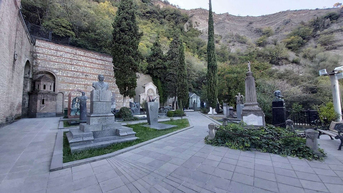 panteon-mtacminda-tbilisi-01