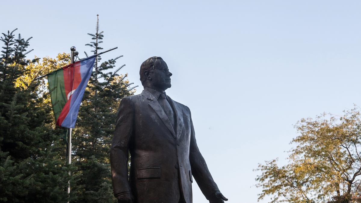 Памятник Гейдару Алиеву в парке