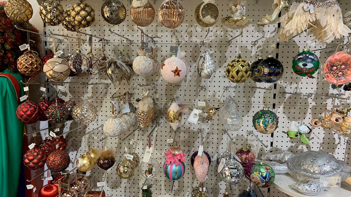 Игрушки на ёлку в магазине сувениров Пати Деко