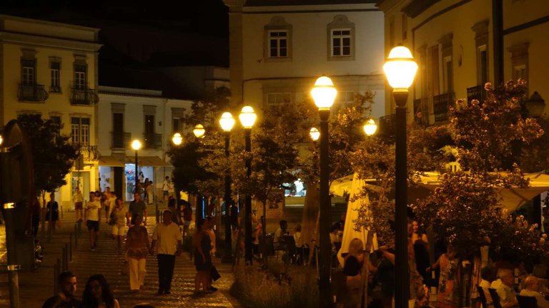 Люди прогуливаются ночью по городу