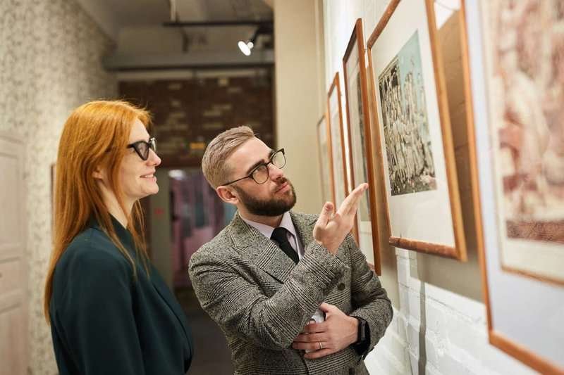 people-discussing-art.max-800x600