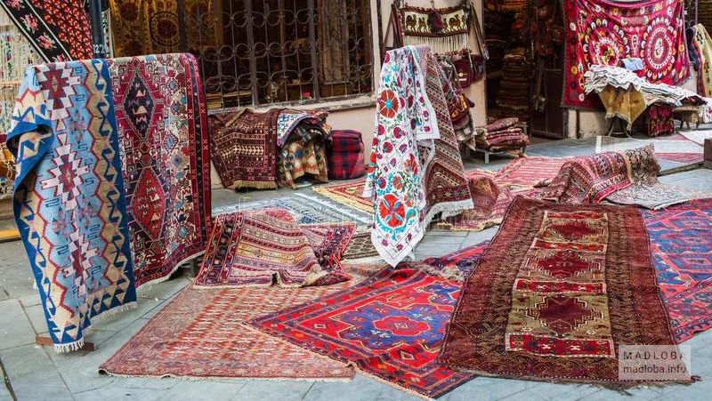 Ассортимент персидских ковров в Грузии