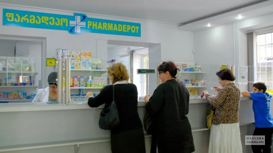 Посетители аптеки Фармадепо Грузия
