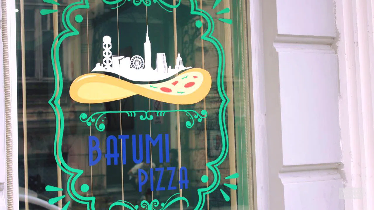 Рисунок на окне кафе Bat'Umi Pizza